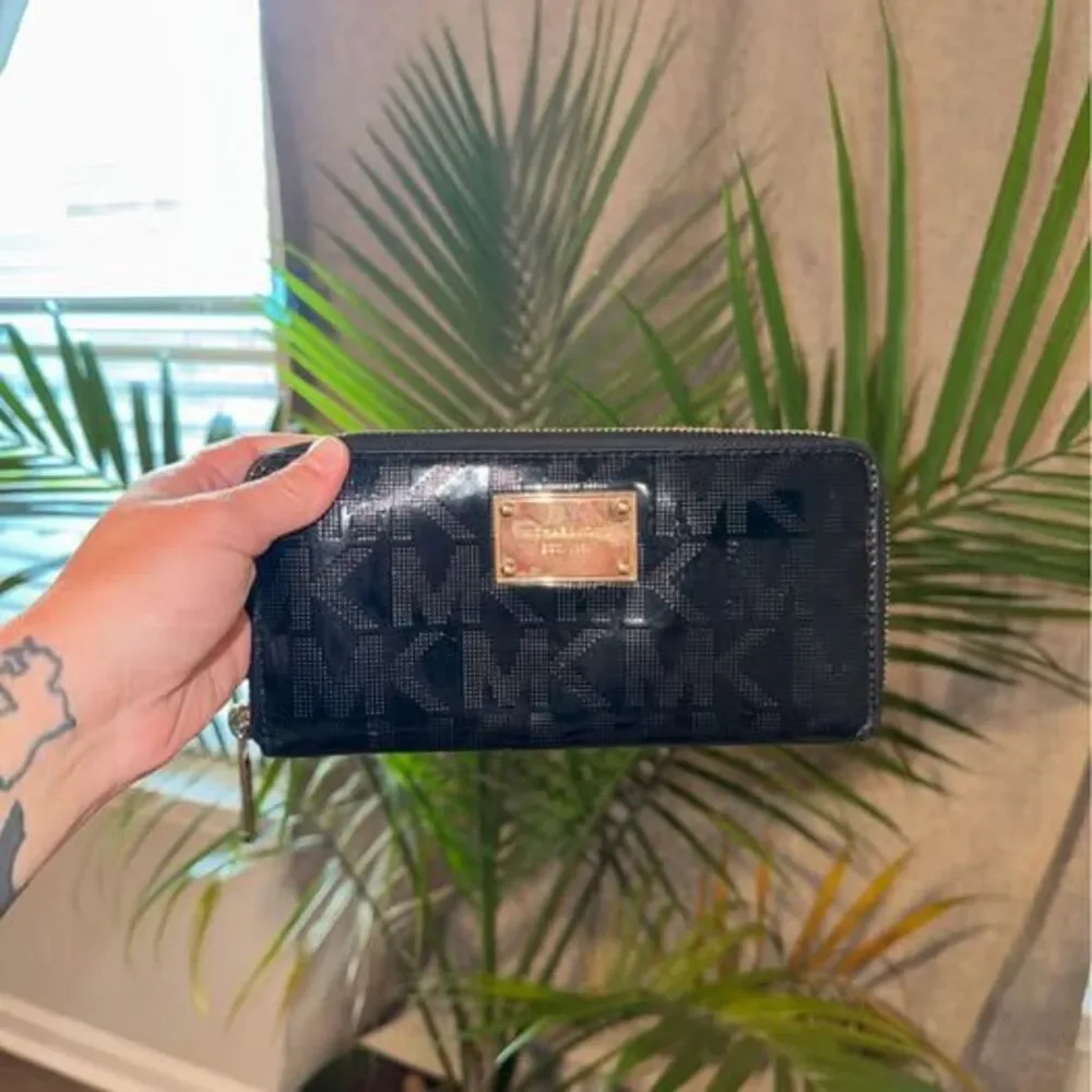 Michael Kors Zip-Around Wallet